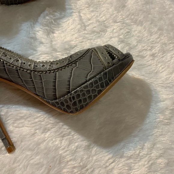 Christian Dior embossed peep-toe pumps size 8.5 - Picture 8 of 8